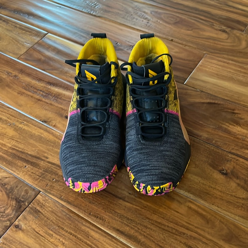 Dame 5 Core Black Shock Pink